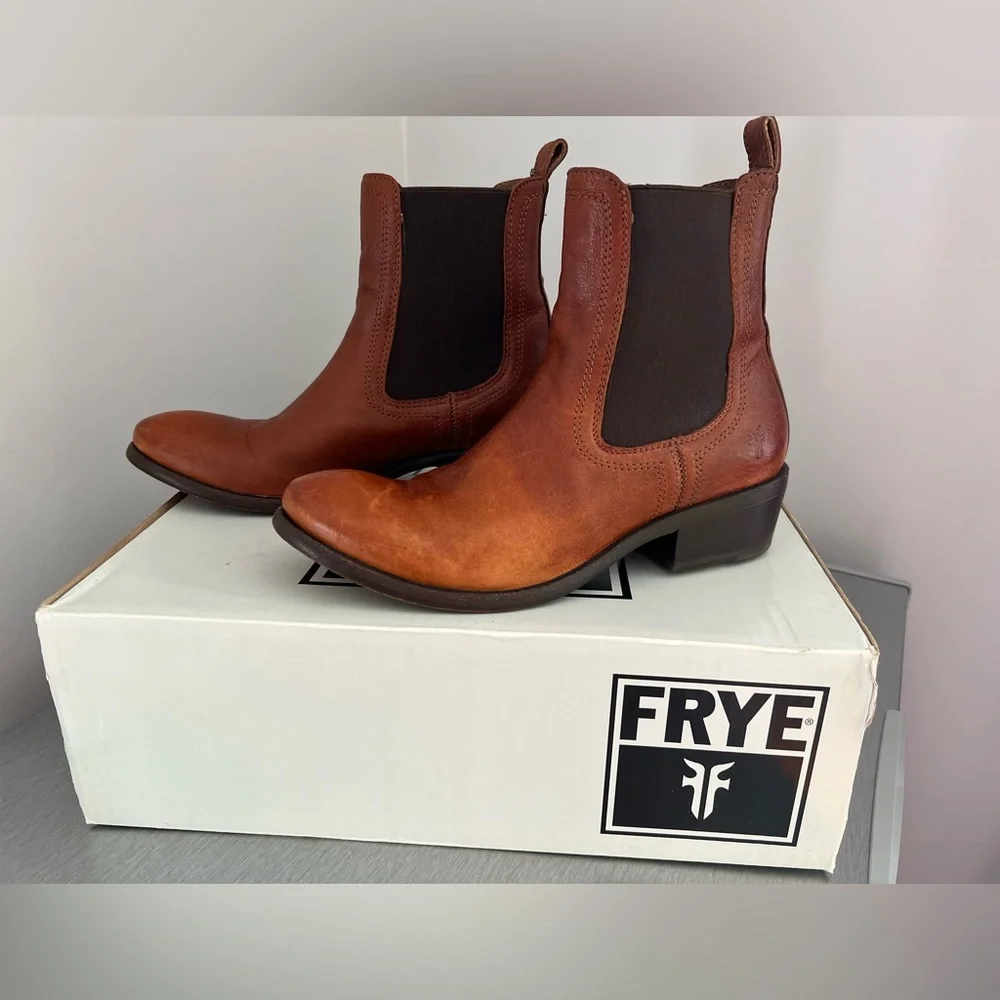Frye boots 6.5 womens Distressed Carson Chelsea. Excellent Condition - Picture 1 of 5